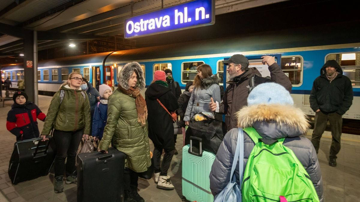 Vlaky plné ukrajinských matek s dětmi míří do Prahy. Migrační vlna nastupuje